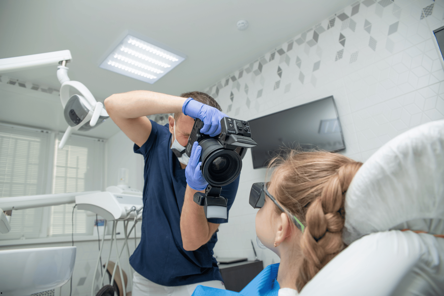 Una dentista revisando las opiniones de sus pacientes en una tablet, representando la gestión de la reputación online de su clínica.